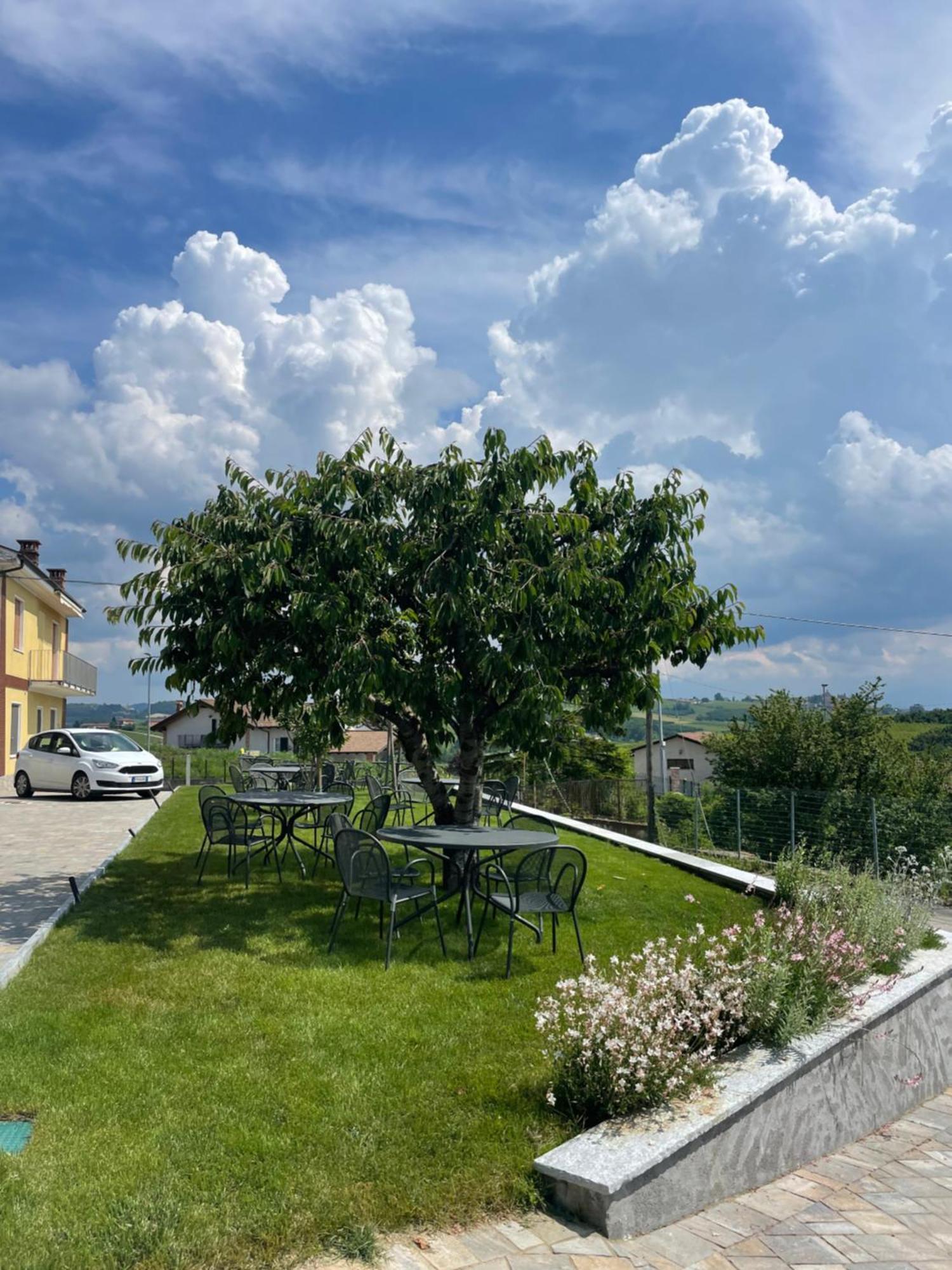 Agriturismo Le Viole Бароло Экстерьер фото